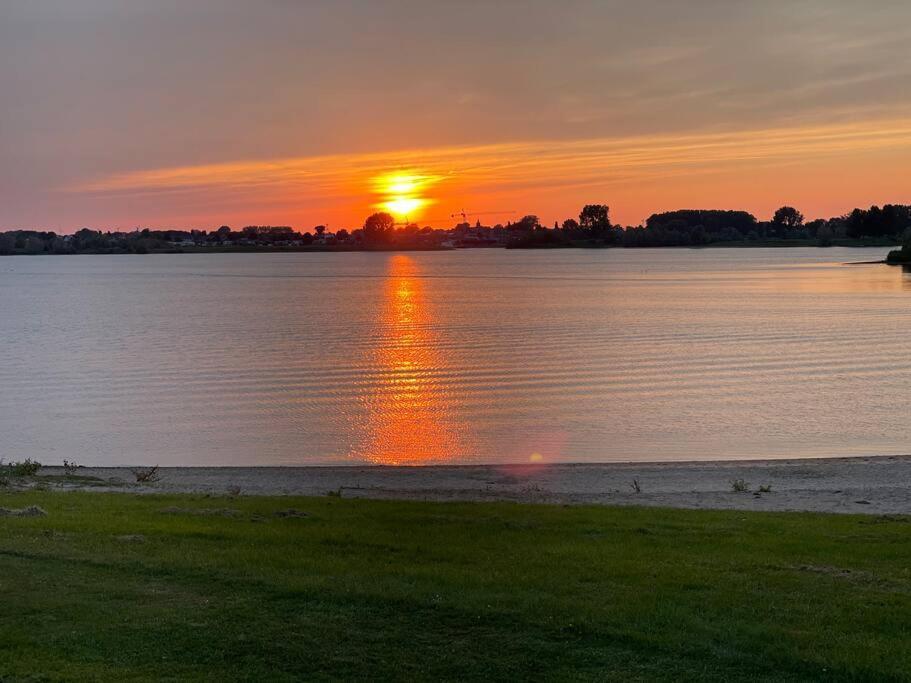 Luxe Chalet Direct Aan Het Water Met Strand Lith Exteriér fotografie